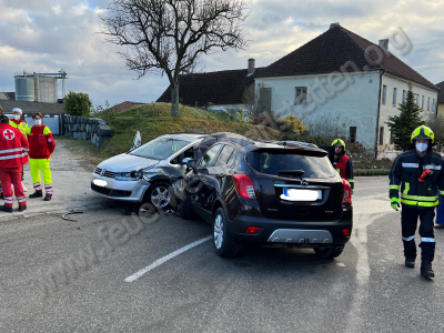 Verkehrsunfall mit mehreren eingeklemmten Personen