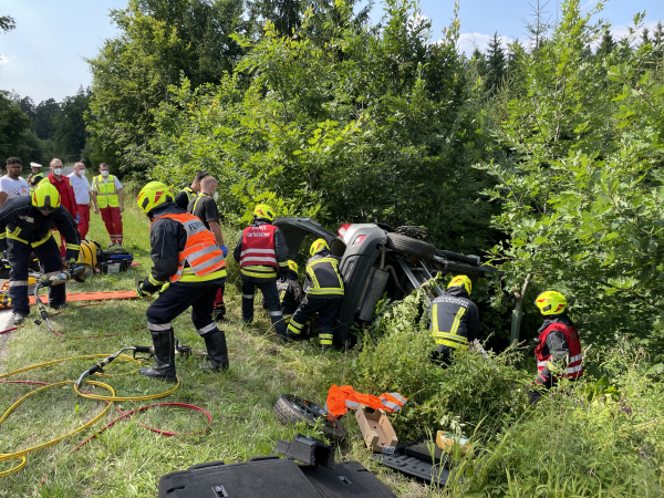 Verkehrsunfall mit eingekl. Person zw. Weyersdorf und Gansbach