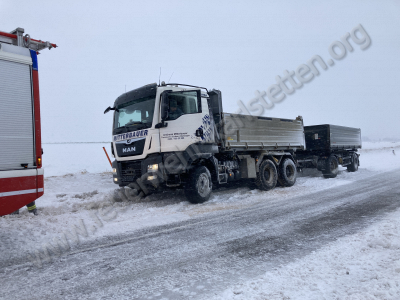 Mehrere Fahrzeugbergungen nach Schneeverwehungen