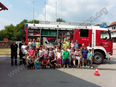 Volksschulklasse besucht die Feuerwehr