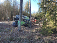 Verkehrsunfall mit Menschenrettung und Traktorbergung